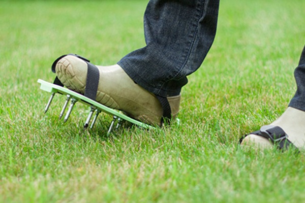 gazon beluchten met beluchtingssandalen